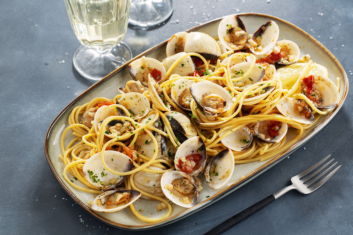 Come nascono gli spaghetti allo scoglio: storia e sapore di un'icona italiana