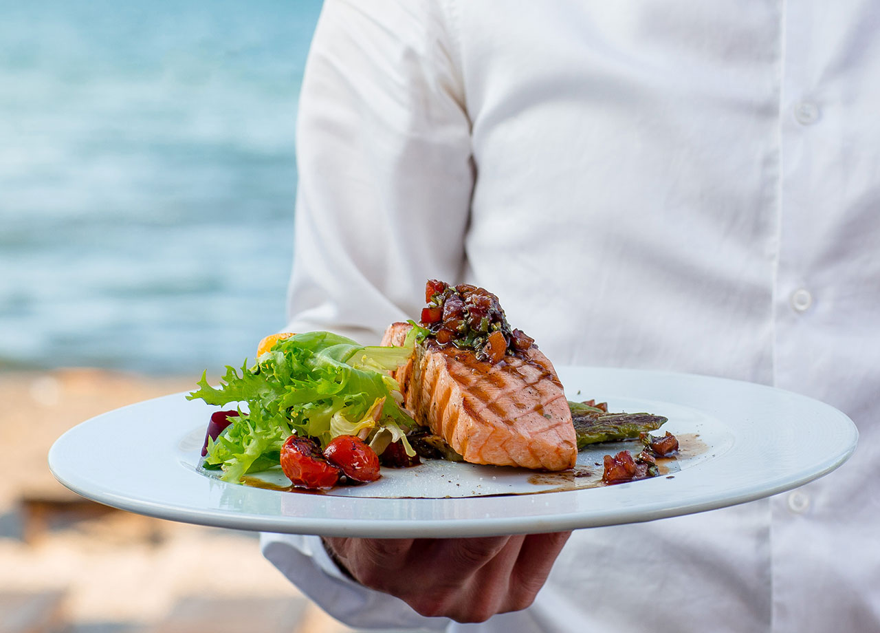 Cosa mangiano gli italiani al ristorante in estate? Il pesce è il re della tavola